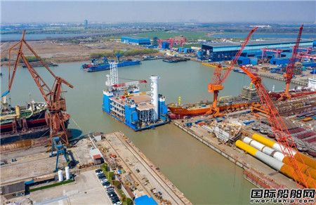 南通中遠(yuǎn)海運船務(wù)“鐵建潛01”改裝坐地式風(fēng)電安裝船出塢